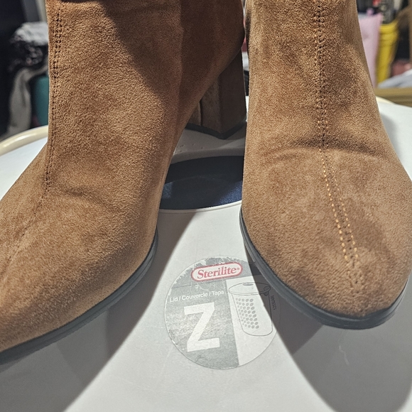 Boots - Picture 3 of 5